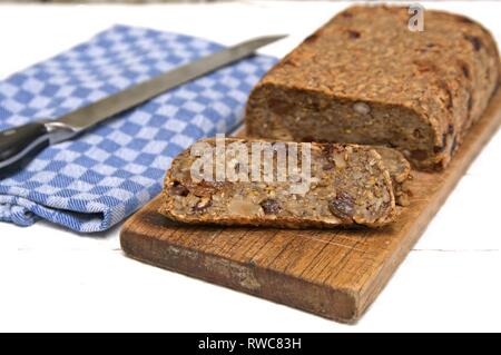 Deutschland. 15 Okt, 2016. Eine frische, in Scheiben geschnittene Flohmarkt samen Brot mit getrockneten Früchten auf einem urigen Board. Ein vegan, glutenfrei und leckere Alternative zu normalen Brot. | Verwendung der weltweiten Kredit: dpa/Alamy leben Nachrichten Stockfoto