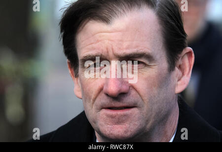 Kiew, Kiew, Ukraine. 6 Mär, 2019. Us-Staatssekretär für Politische Angelegenheiten, David Hale gesehen besucht die Gedenkstätte für Maidan Aktivisten betitelte die "Helden der Himmlischen Hundert', die auf dem Maidan während Protesten gegen die Regierung im Jahr 2014 getötet wurden, in Kiew, Ukraine. David Hale Besuche der Ukraine mit hochrangigen ukrainischen Beamten und Politiker zu treffen anstehenden Präsidentschaftswahlen, die Korruptionsbekämpfung zu diskutieren, und Menschenrechte bei seinem Besuch am März 5-7 der ukrainischen Hauptstadt. Credit: Pavlo Gontschar/SOPA Images/ZUMA Draht/Alamy leben Nachrichten Stockfoto