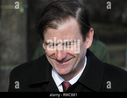 Kiew, Kiew, Ukraine. 6 Mär, 2019. Us-Staatssekretär für Politische Angelegenheiten, David Hale gesehen besucht die Gedenkstätte für Maidan Aktivisten betitelte die "Helden der Himmlischen Hundert', die auf dem Maidan während Protesten gegen die Regierung im Jahr 2014 getötet wurden, in Kiew, Ukraine. David Hale Besuche der Ukraine mit hochrangigen ukrainischen Beamten und Politiker zu treffen anstehenden Präsidentschaftswahlen, die Korruptionsbekämpfung zu diskutieren, und Menschenrechte bei seinem Besuch am März 5-7 der ukrainischen Hauptstadt. Credit: Pavlo Gontschar/SOPA Images/ZUMA Draht/Alamy leben Nachrichten Stockfoto