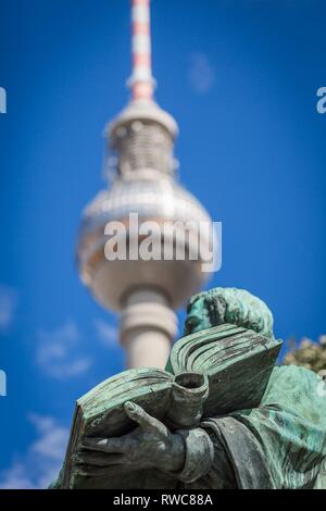 Detail aus der Fernsehturm mit Blick über die Luther Denkmal vor der St. Marienkirche im Ortsteil Berlin Mitte, in der Nähe von Alexanderplatz vor blauem Himmel in der Hauptstadt. | Verwendung weltweit Stockfoto