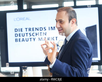 06 März 2019, Nordrhein-Westfalen, Düsseldorf: Fabrice Megarbane, Geschäftsführer Deutschland bei L'Oreal, erklärt die Entwicklung des Marktes im Rahmen der Jahrespressekonferenz im L'Oreal Deutschland. Im Geschäftsjahr 2018 sind die Marken der L'Oréal Gruppe Deutschland weiter erhöhten ihren Marktanteil. Foto: Roland Weihrauch/dpa Stockfoto