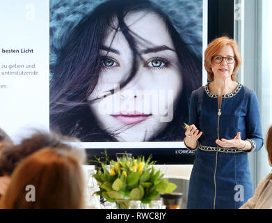 06 März 2019, Nordrhein-Westfalen, Düsseldorf: Sabine Menzel, Leiter der Marktforschung bei L'Oreal Deutschland, erklärt die Entwicklung des Marktes im Rahmen der Jahrespressekonferenz im L'Oreal Deutschland. Im Geschäftsjahr 2018 sind die Marken der L'Oréal Gruppe Deutschland weiter erhöhten ihren Marktanteil. Foto: Roland Weihrauch/dpa Stockfoto