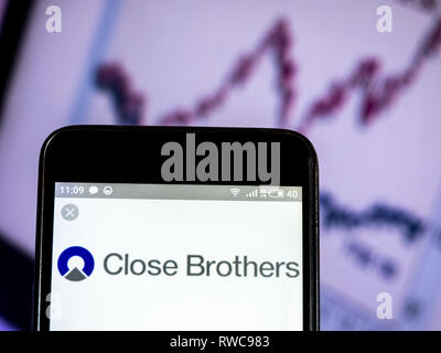 In der Ukraine. 6 Mär, 2019. Close Brothers Group plc Firmenlogo gesehen auf einem Smartphone angezeigt. Quelle: Igor Golovniov/SOPA Images/ZUMA Draht/Alamy leben Nachrichten