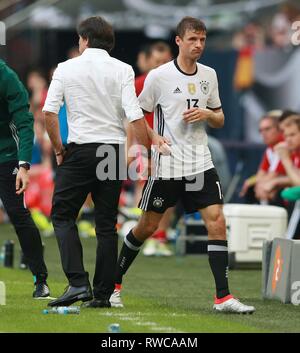 Gelsenkirchen, Deutschland. 04. Juni 2016. firo: 04.06.2016 Fußball, Saison 2015/2016, landerspiel Nationalmannschaft: Euro EM-Testspiel Deutschland - Ungarn Substitution Thomas Müller von Bundescoach Joachim Niedrig | Verwendung der weltweiten Kredit: dpa/Alamy leben Nachrichten Stockfoto