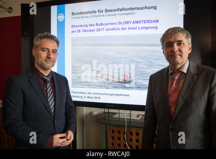 Hamburg, Deutschland. 06 Mär, 2019. Ulf Kaspera (l), Direktor des FBI Untersuchung von Unfällen im Seeverkehr (BSU), und Ferenc John, Leiter der Untersuchung, stehen vor einem Monitor während der Präsentation der endgültigen Unfall Bericht über die Havarie des Holzfrachters "Herrlichkeit Amsterdam". Am 29. Oktober 2017, das Schiff brach weg von seiner Verankerung in der Deutschen Bucht in einem Hurrikan und auf einer Sandbank aus der ostfriesischen Insel Langeoog gestrandet. Credit: Christian Charisius/dpa/Alamy leben Nachrichten Stockfoto