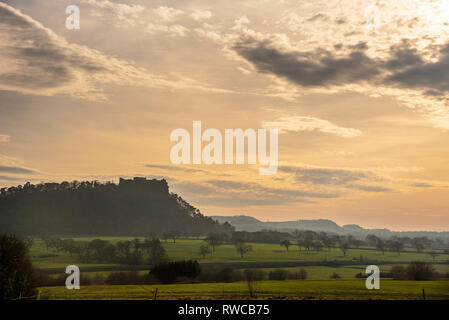 Virgin Voyager Zug passiert Beeston Castle in den goldenen Glanz der Abend. Stockfoto