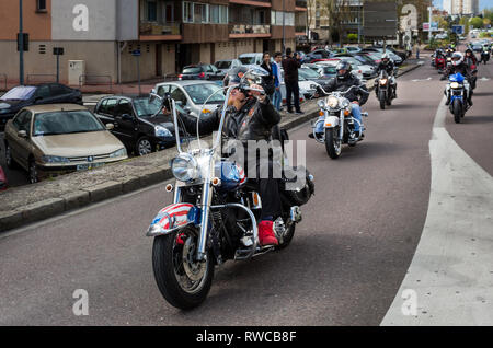 Prozession der protestierenden Motorradfahrer auf den Straßen von Chalon-sur-Saone, Burgund, Frankreich am 16. April 2016 Geballte Stockfoto