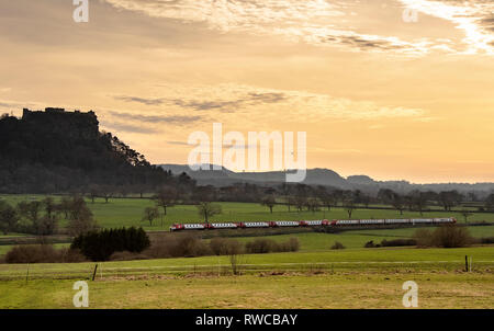 Virgin Voyager Zug passiert Beeston Castle in den goldenen Glanz der Abend. Stockfoto