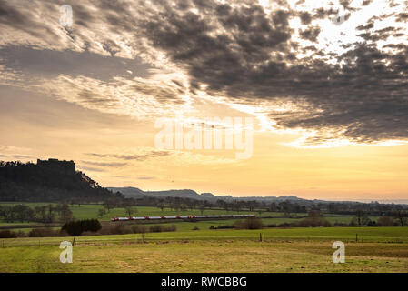 Virgin Voyager Zug passiert Beeston Castle in den goldenen Glanz der Abend. Stockfoto