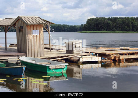 Flöße auf dem Pier in Lychen in der Uckermark in Deutschland Stockfoto