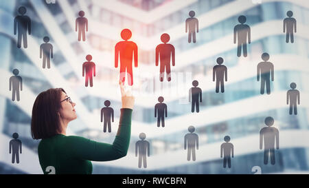 Frau Wahl Mitarbeiter akzeptieren eine andere Person von der Masse ab. Zeitgruppe Führung. Mitarbeiter Anwerbung und Beschäftigung Konzept, perf Stockfoto