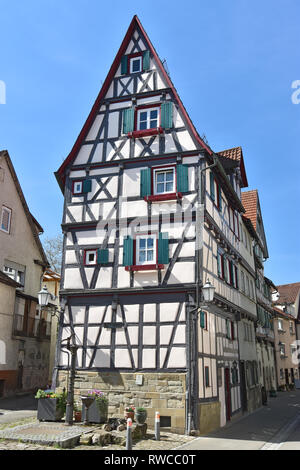 Altes Fachwerkhaus (erbaut 1685) in der Stadt Schorndorf (bei Stuttgart), Baden-Württemberg, Deutschland. Stockfoto
