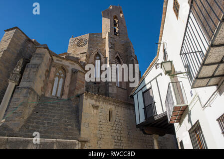 Treppen in Morella und der Glockenturm der Kirche der Santa Maria, Spanien Stockfoto