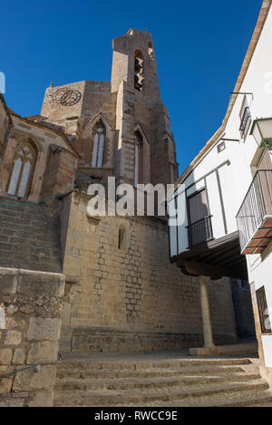 Treppen in Morella und der Glockenturm der Kirche der Santa Maria, Spanien Stockfoto