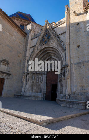 Treppen in Morella und der Glockenturm der Kirche der Santa Maria, Spanien Stockfoto