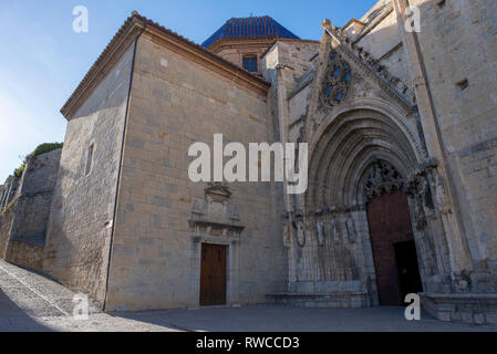 Treppen in Morella und der Glockenturm der Kirche der Santa Maria, Spanien Stockfoto