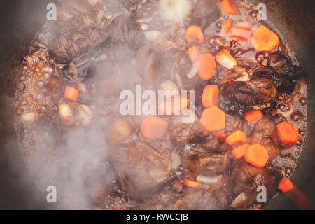 Lamm mit Karotten und Zwiebel Eintopf in einem Kessel. Vorbereitung der Chorba Suppe Stockfoto