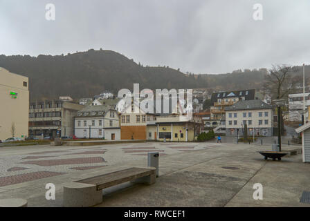 Der Platz auf der Fähre Kai von Maloy, Norwegen, auf einer nassen Wintern Tag mit niedrigen Wolken und Nieselregen. Gehen Sie Vagsoy, Sogn Fjordane, Norwegen, Stockfoto