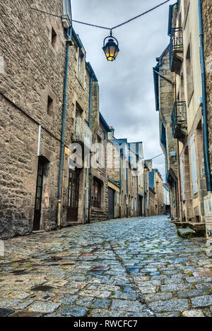 Schöne Straßen mit colombage Häuser in der berühmten Stadt Dinan. Normandie, Frankreich Stockfoto