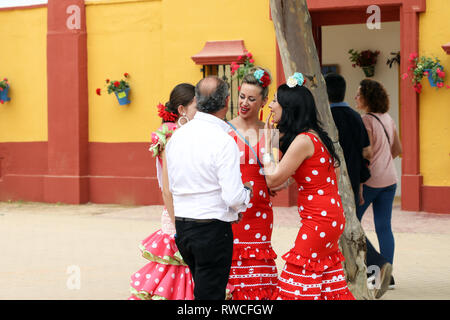 Familie gekleidet in traditionellen Kostümen und genießen auf der Messe in Cordoba, Andalusien Spanien Europa. Redaktionelle Verwendung. - Bild Stockfoto