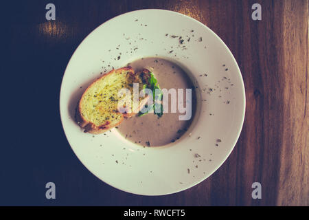 Trüffel Pilzsuppe mit drei Arten von Pilz, Sahne und Toast Stockfoto