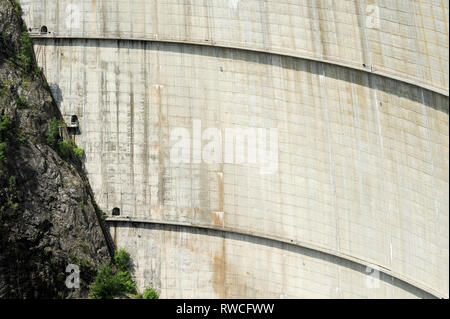 166 m hohen vidraru Damm auf Arges Fluß durch Transfagarasan in Fagaras Berge im südlichen Karpaten in Poenari in Rumänien. 19. Juli 2009 © wojciech Stockfoto