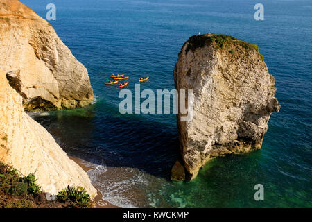 Kanus, Kanufahrer, Kids, Kinder, Jugendliche, Paddeln, paddeln, Schule, Gruppe, Urlaub, Abenteuer, nach außen, gebunden, im Süßwasser, an der Bucht, Isle of Wight, England Stockfoto