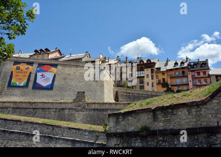 Altstadt und Mauern der Zitadelle in Briancon, Hautes Alpes, Frankreich während der Tour de France 2017. Stockfoto