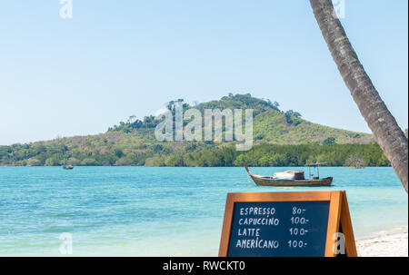 Kaffee für den Verkauf auf Sivalai Beach, Koh Mook, Thailand. Februar 2019. Ein schöner Ort mit einem Kaffee an einem schattigen Plätzchen zu entspannen. Stockfoto