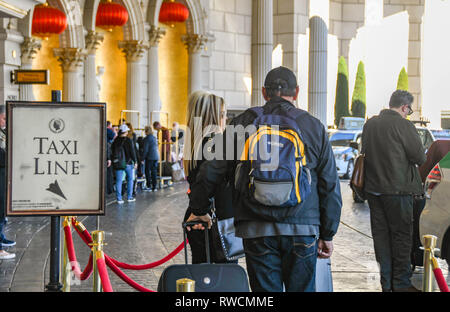 LAS VEGAS, Nevada, USA - Februar 2019: die Menschen in der Warteschlange im Taxi Linie am Caesars Palace Hotel. Stockfoto