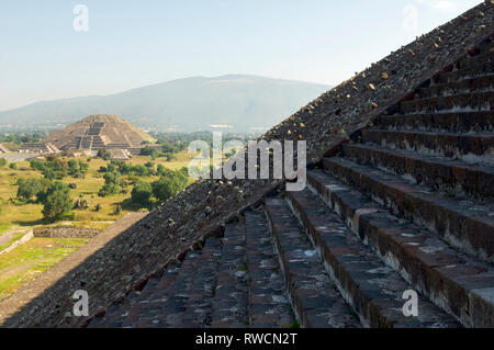 Pyramide des Mondes im Abstand von Pyramide der Sonne in Teotihuacan in der Vaslley von Mexiko gesehen in Mexiko Stockfoto