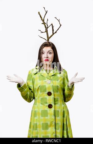 Happy clown stehend in Anzug und einem Zweig wächst aus seinem Kopf, auf weißem Hintergrund. Stockfoto