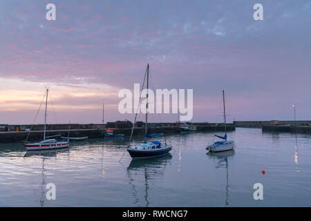 Boote im Hafen im Fischerdorf von Gourdon in der Morgendämmerung an einer ruhigen Morgen Stockfoto