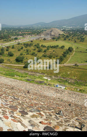 Pyramide des Mondes im Abstand von Pyramide der Sonne in Teotihuacan in der Vaslley von Mexiko gesehen in Mexiko Stockfoto