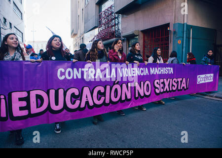 Valparaiso, Chile - Juni 01, 2018: Die chilenen marschierten durch die Straßen von Valparaiso, forderten ein Ende von Sexismus im Bildungssystem. Stockfoto