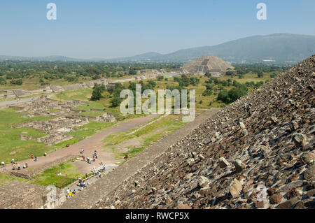 Pyramide des Mondes im Abstand von Pyramide der Sonne in Teotihuacan in der Vaslley von Mexiko gesehen in Mexiko Stockfoto