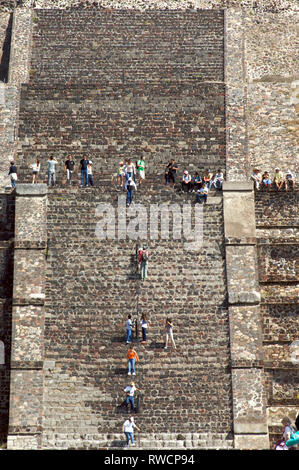 Eine Gruppe von Touristen klettern die steilen Treppen auf der Mondpyramide in Teotihuacan, Mexiko Stockfoto
