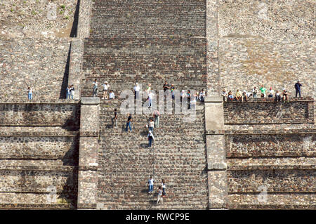 Eine Gruppe von Touristen klettern die steilen Treppen auf der Mondpyramide in Teotihuacan, Mexiko Stockfoto