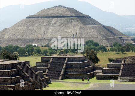 Pyramide der Sonne und die Allee der Toten in der Entfernung von der Mondpyramide in Teotihuacan im Tal von Mexiko gesehen in Mexiko Stockfoto