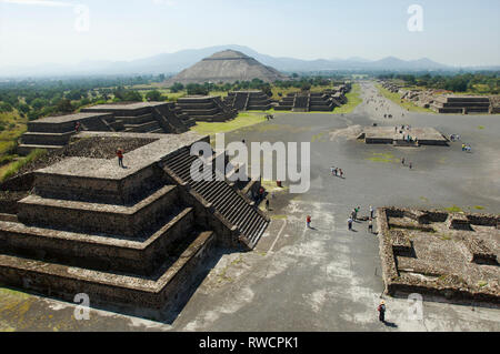 Pyramide der Sonne und die Allee der Toten in der Entfernung von der Mondpyramide in Teotihuacan im Tal von Mexiko gesehen in Mexiko Stockfoto