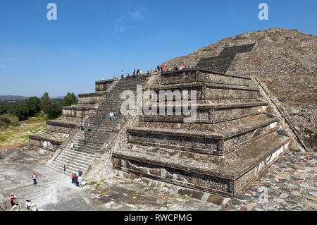 Touristen aufsteigender und absteigender die steile Treppe von der Pyramide des Mondes in Teotihuacan, Mexiko Stockfoto