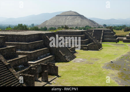 Pyramide der Sonne und die Allee der Toten in der Entfernung von der Mondpyramide in Teotihuacan im Tal von Mexiko gesehen in Mexiko Stockfoto