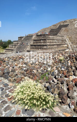 Touristen aufsteigender und absteigender die steile Treppe von der Pyramide des Mondes in Teotihuacan, Mexiko Stockfoto