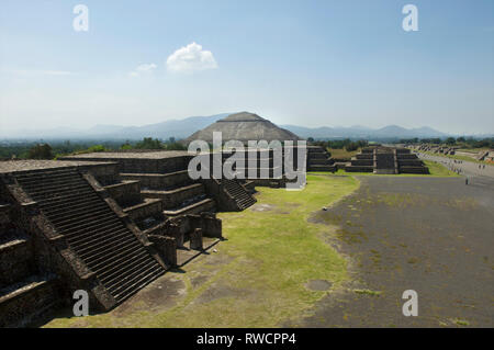 Pyramide der Sonne und die Allee der Toten in der Entfernung von der Mondpyramide in Teotihuacan im Tal von Mexiko gesehen in Mexiko Stockfoto