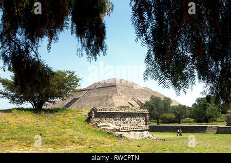 Blick auf die Pyramide der Sonne und die Menschen gehen auf die Straße der Toten mit Touristen in Teotihuacan, Mexiko Stockfoto