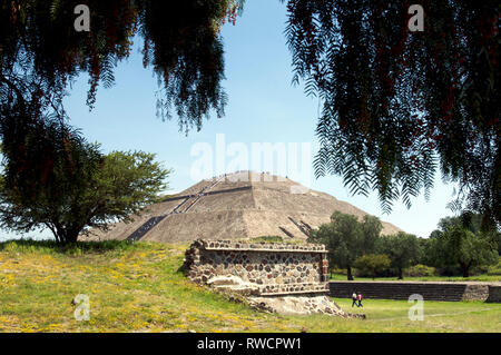 Blick auf die Pyramide der Sonne und die Menschen gehen auf die Straße der Toten mit Touristen in Teotihuacan, Mexiko Stockfoto