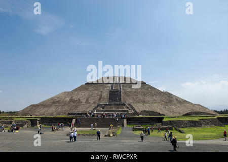 Eingang zur Pyramide der Sonne mit Touristen in Teotihuacan, Mexiko Stockfoto