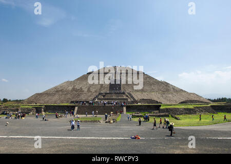 Eingang zur Pyramide der Sonne mit Touristen in Teotihuacan, Mexiko Stockfoto