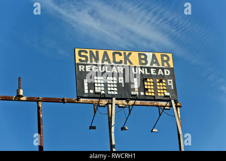 Erhöhte Vintage Gas Station nack Bar - regelmäßig - Bleifreies Benzin", rostigen Metallrahmen, entlang der Autobahn. Stockfoto