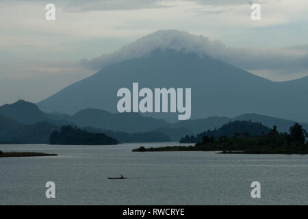 See Mutanda mit Blick auf die Vulkane der Virunga Berge, Uganda Stockfoto